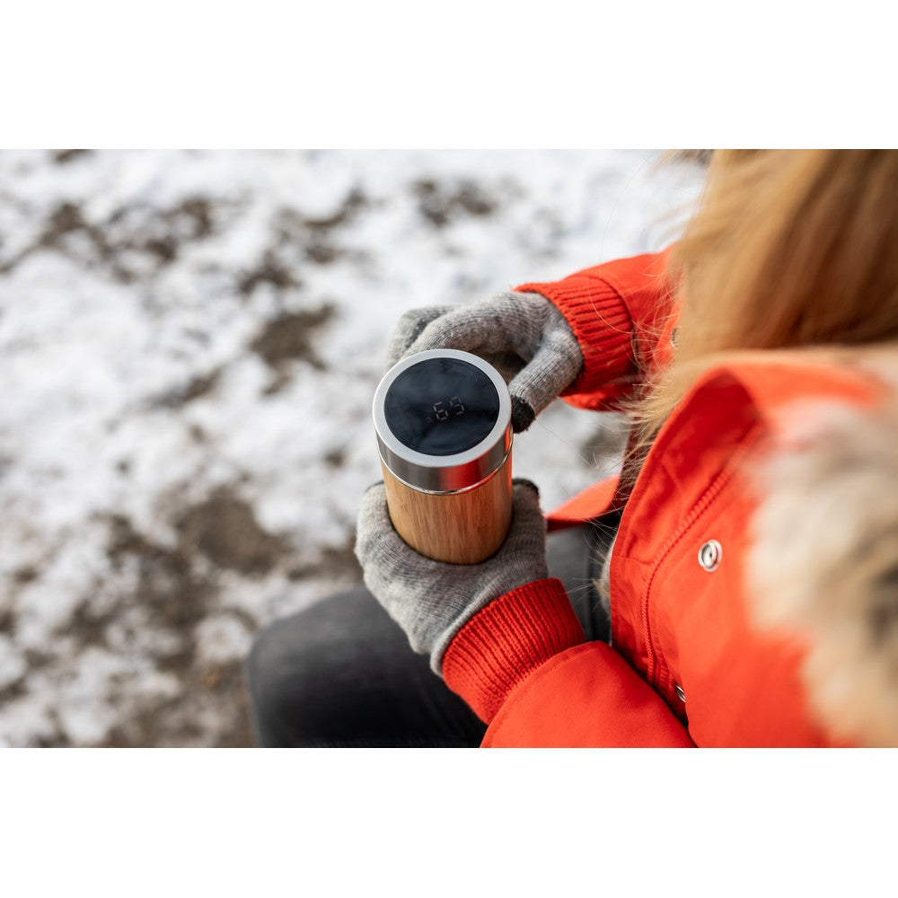 Bambusowy termos 500 ml, posiada sitko zatrzymujące fusy oraz dotykowy cyfrowy wyświetlacz temperatury napojów | Georgia Winners Gadzety