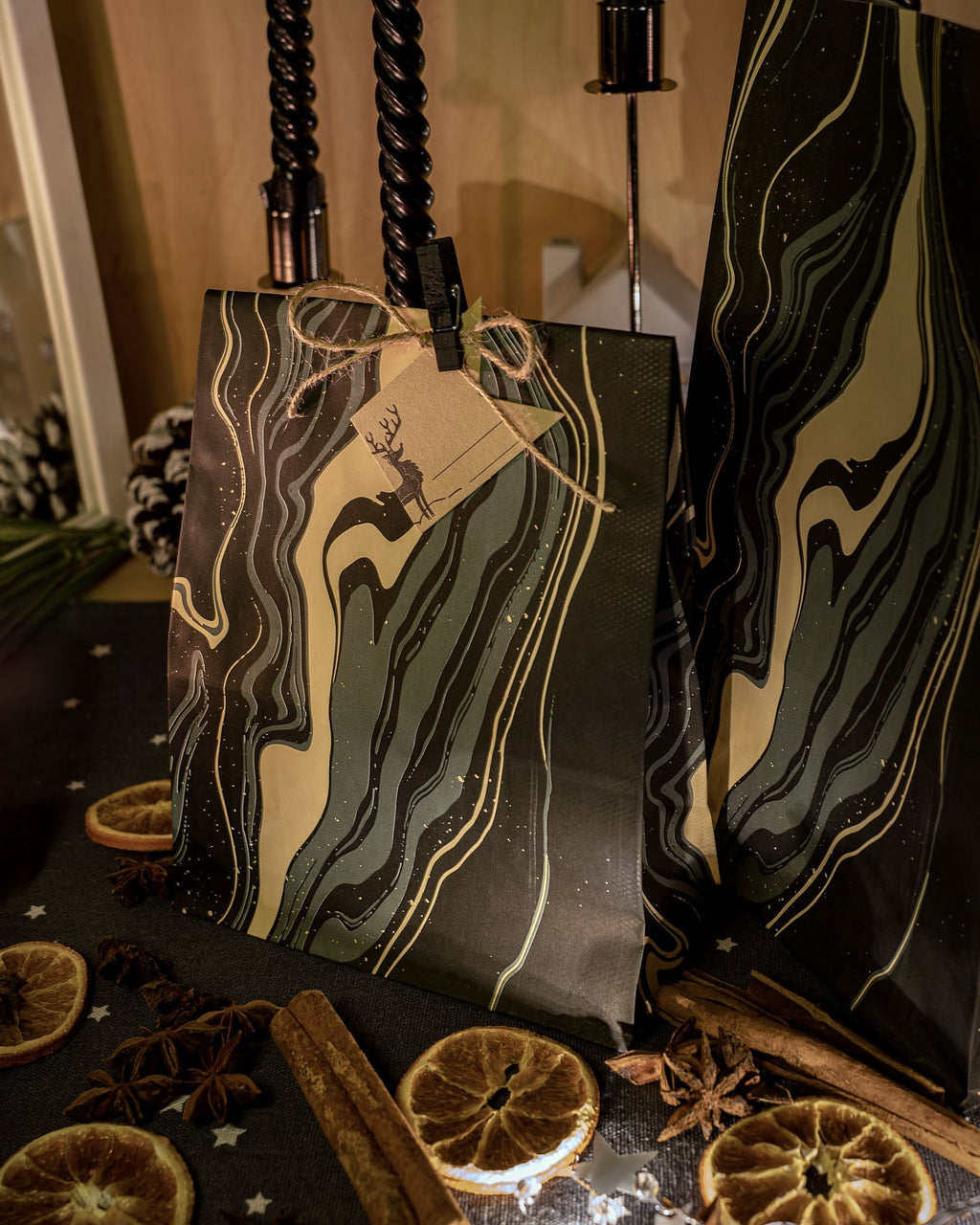 Torba papierowa świąteczna 16x8x27cm CZARNO ZŁOTY MARMUR Winners Gadzety
